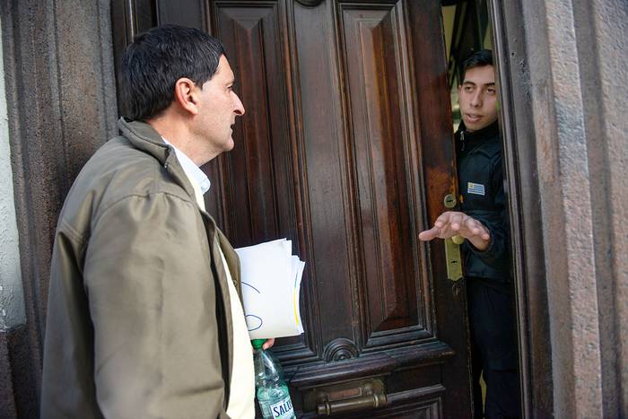 Carlos Iafigliola, ayer, frente a la Fiscalía.  · Foto: Santiago Mazzarovich, adhocfotos