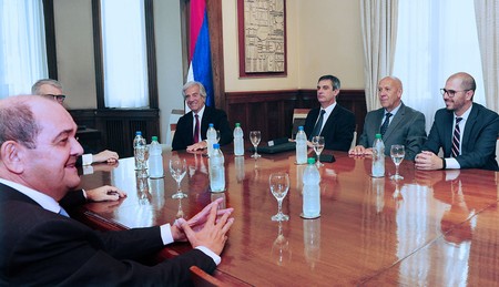 Tabaré Vázquez y Jussi Pesonen, junto a autoridades nacionales y jerarcas de UPM. · Foto: Susana Troude Lescout, Presidencia Tabaré Vázquez y Jussi Pesonen, junto a autoridades nacionales y jerarcas de UPM. · Foto: Susana Troude Lescout, Presidencia