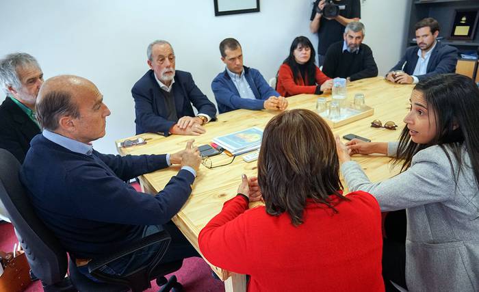 Daniel Martínez reunido con su equipo asesor en temas de Salud.   · Foto: Mariana Greif