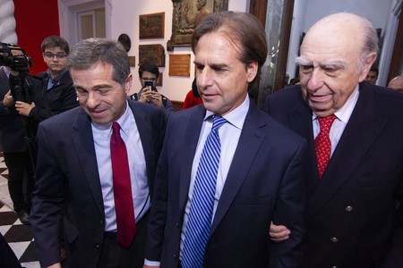 Ernesto Talvi, Luis Lacalle Pou y Julio Maria Sanguinetti (archivo, octubre de 2019).
Ernesto Talvi, Luis Lacalle Pou y Julio Maria Sanguinetti (archivo, octubre de 2019).