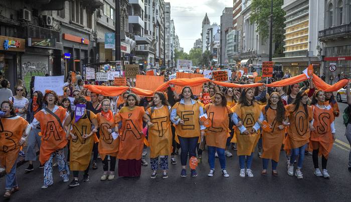 Marcha feminista Bancátela Vos, ayer, en la plaza Libertad.  · Foto: Mariana Greif
