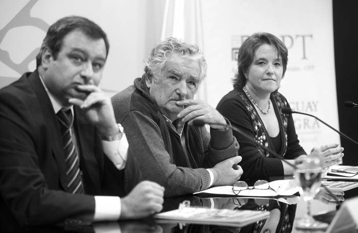El director de la OPP, Gabriel Frugoni, el presidente José Mujica y la intendenta de Artigas, Patricia Ayala, ayer, en la Torre Ejecutiva.  · Foto: Pedro Rincón