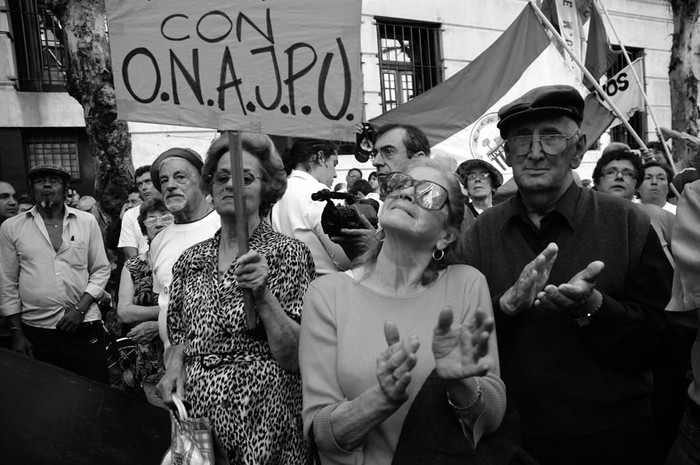 Jubilados durante una movilización frente al Ministerio de Economía y Finanzas en el marco de un paro general parcial. (archivo, abril de 2008) · Foto: Javier Calvelo