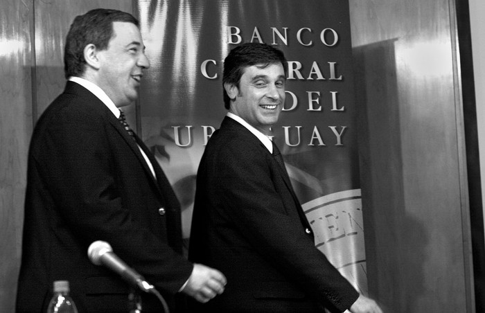 Mario Bergara y Álvaro García, ayer, en el cierre del seminario en el anfiteatro del Banco Central.  · Foto: Victoria Rodríguez