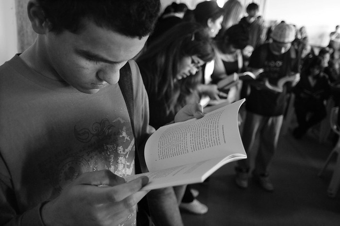 Presentación de trabajos del taller artístico literario en el liceo Nº 65 de Flor de Maroñas.  · Foto: Pablo Nogueira