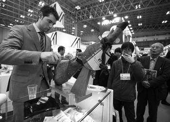 Un participante corta jamón ibérico de bellota en el pabellón de la Unión Europea en la 39ª edición de la gran cita gastronómica Foodex, la mayor feria agroalimentaria de Asia, ayer en Chiba (Japón). /Foto: Christopher Jue, Efe Un participante corta jamón ibérico de bellota en el pabellón de la Unión Europea en la 39ª edición de la gran cita gastronómica Foodex, la mayor feria agroalimentaria de Asia, ayer en Chiba (Japón). /Foto: Christopher Jue, Efe
