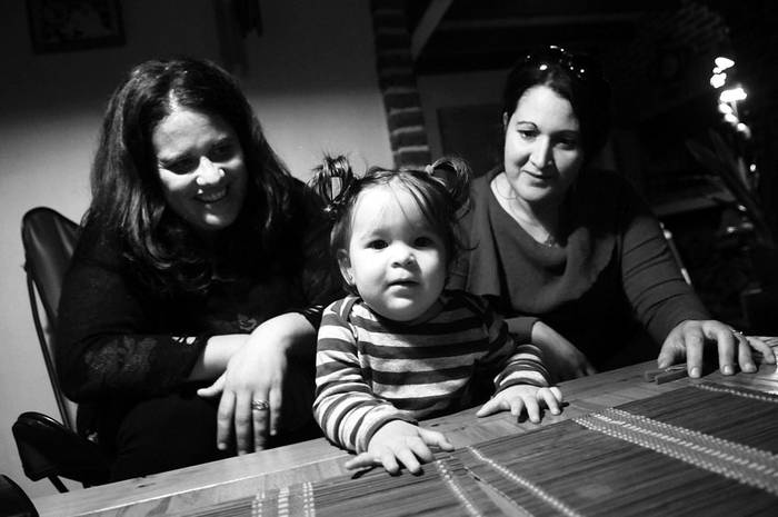Mirta Miraballes, Gimena Erchini y la niña Arianna. / Foto: Nicolás Celaya