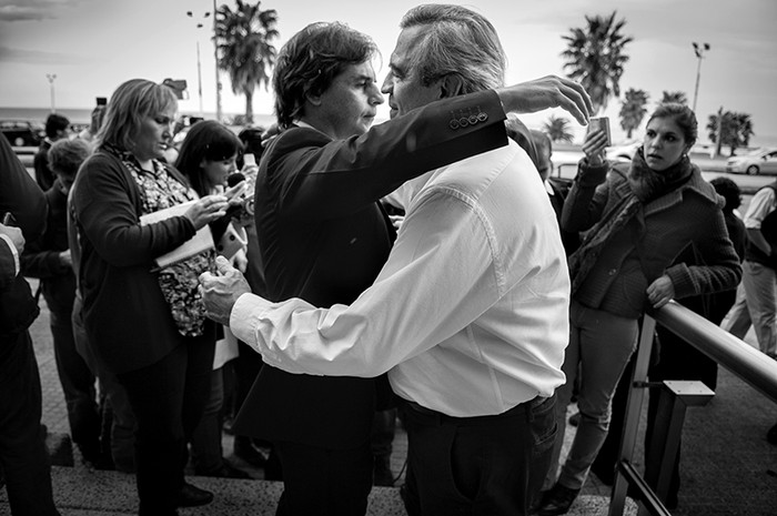 Luis Lacalle Pou y Jorge Larrañaga luego de la reunión y rueda de prensa, ayer, en la rambla de Punta Carretas, en Montevideo. / Foto: Javier Calvelo