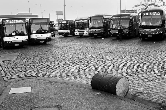 Ómnibus de la empresa COPSA en la terminal de la calle Río Branco, en Montevideo. / Foto: Pablo Nogueira (archivo, mayo de 2013)