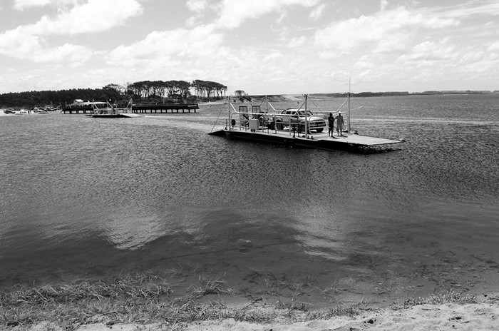 Cruce en balsa de la Laguna Garzón en Jose Ignacio, límite departamental entre Maldonado y Rocha. / Foto: Nicolás Celaya (Archivo, Diciembre de 2012)