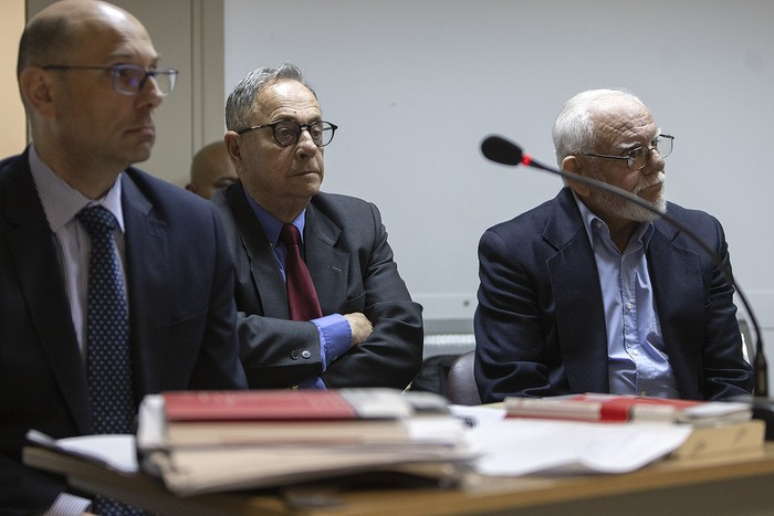 Emilio Mikolic, abogado, Jorge Silveira y Ricardo Medina, el 25 de octubre, durante la audiencia de control de acusación en la sede judicial. · Foto: Ernesto Ryan