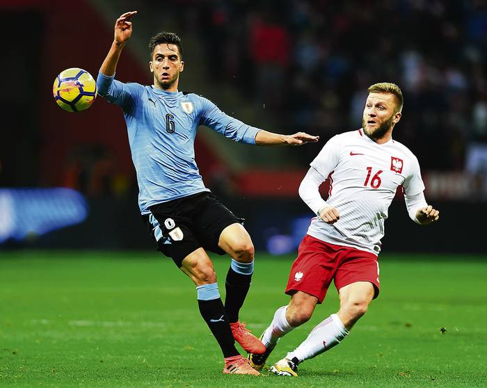 Rodrigo Bentancur, de Uruguay, y Jakub Blaszczykowski, de Polonia, ayer, en el Estadio Nacional de arsovia.
Foto: Janek Skarzynski, Afp