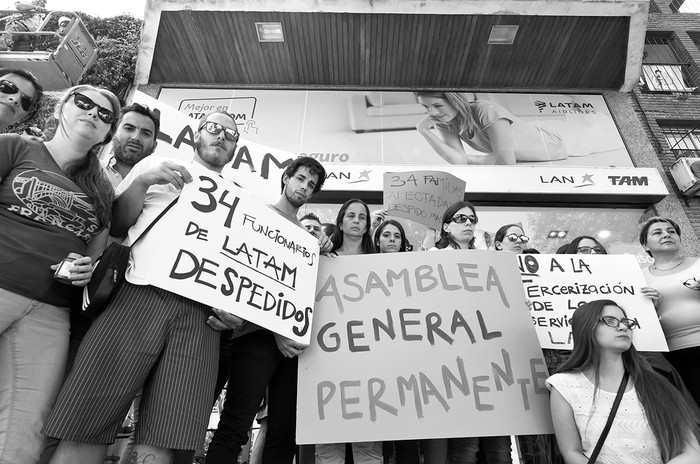 Movilización de los trabajadores de Latam, ayer, frente a las oficinas de compañía. / Foto: Miguel Cojo, Afp