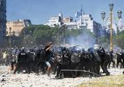 Enfrentamientos entre policías y manifestantes durante el tratamiento de la reforma previsional en el Congreso Argentino, el 18 de diciembre de 2017. / Foto: Eitan Abramovich, Afp