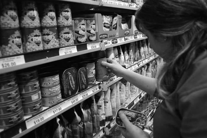 Cliente en un supermercado.  (archivo, octubre de 2012) · Foto: Pablo Nogueira