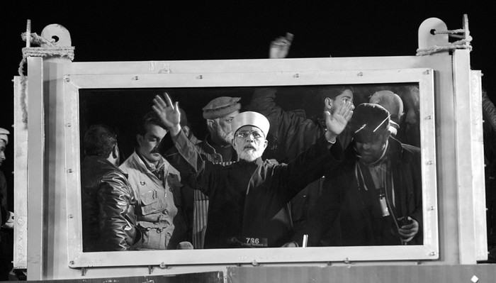 Tahir ul Quadri, un reconocido religioso, habla a sus seguidores durante una protesta en Islamabad, Pakistán.  · Foto: Arne Dedert / AFP