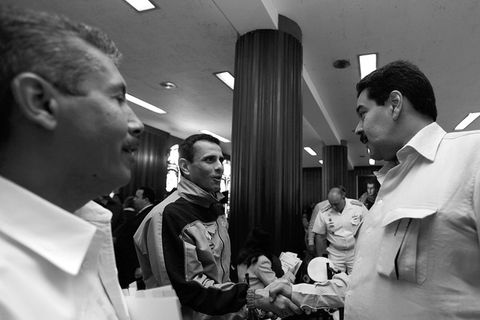 El gobernador del estado de Miranda, Henrique Capriles, y el vicepresidente de Venezuela, Nicolás Maduro, se saludan durante la celebración del Consejo Federal de Gobierno, ayer, en Caracas. · Foto:  S/d de autor, Prensa Miraflores, Efe