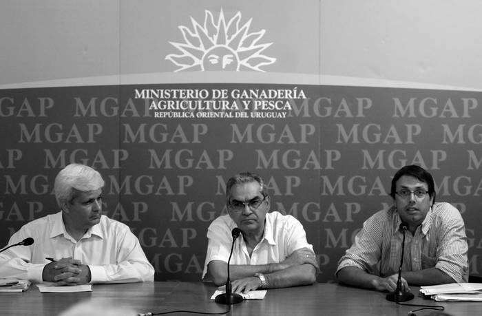 Alejandro Mernies, Enzo Benech y Ricardo Baluga, ayer, en la sede del Ministerio de Ganadería, Agricultura y Pesca (MGAP). · Foto: Pablo Nogueira