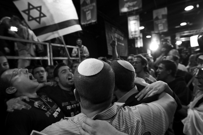 Seguidores de Likud-Yisrael Beitenu ven las primeras transmisiones de televisión sobre los resultados de las elecciones generales en Israel, que anuncian el liderazgo en las urnas del primer ministro Benjamin Netanyahu en Tel Aviv, Israel. · Foto: Jim Hollander, Efe