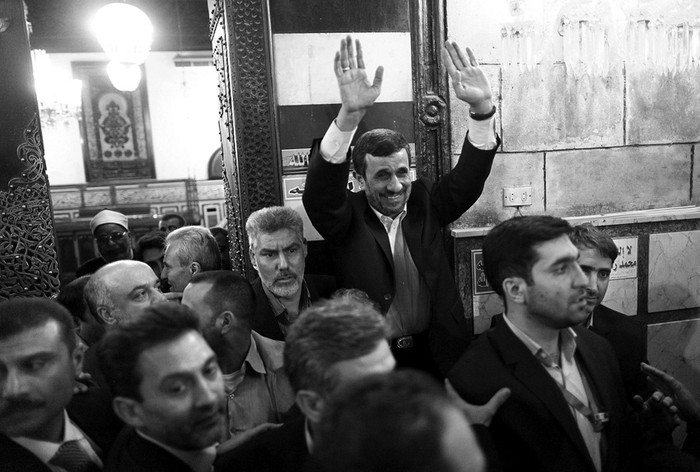 El presidente iraní, Mahmud Ahmadinejad, ayer, tras su visita a la mezquita Al Hussein en El Cairo, Egipto. · Foto: khalid khaled, efe