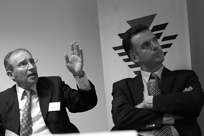Ariel Fernando García, gerente de Análisis Estratégico y Desarrollo de República AFISA, y Yamandú Orsi, secretario general de la Intendencia de Canelones, ayer, en la Bolsa Electrónica de Valores. · Foto: Pablo Nogueira Ariel Fernando García, gerente de Análisis Estratégico y Desarrollo de República AFISA, y Yamandú Orsi, secretario general de la Intendencia de Canelones, ayer, en la Bolsa Electrónica de Valores. · Foto: Pablo Nogueira