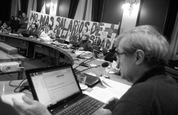 Sesión del Consejo Directivo Central de la Universidad de la República, ayer, en la sala Maggiolo.  · Foto: Nicolás Celaya