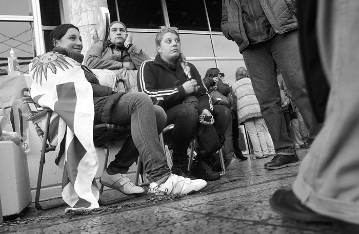 Laura Sosa, la esposa de Gastón Faguada que está desde ayer encadenada, ocupando el lugar de su pareja, que tomó la medida el lunes 3, frente a la sede del Banco Hipotecario. · Foto: Pablo Nogueira