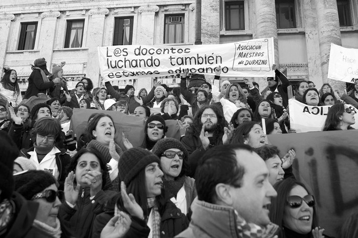 Trabajadores en el Palacio Legislativo durante la movilización convocada por el Pit – Cnt, en el marco del paro general parcial.  · Foto: Pablo Vignali