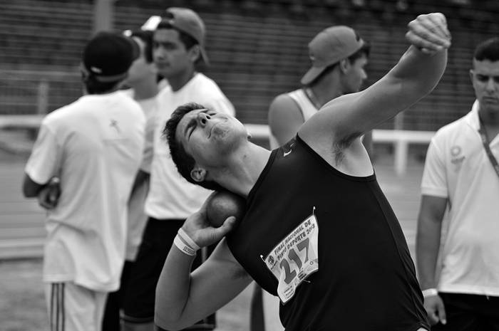 Juegos Nacionales de la Juventud, el jueves en la pista de atletismo Darwin Piñeyrúa.  · Foto: Javier Calvelo