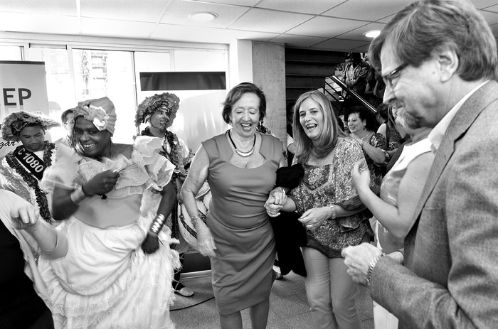 La ministra María Julia Muñoz y el integrante del Consejo de Formación en Educación, Luis Garibaldi, ayer, durante la actuación de C1080 en la inauguración. / foto: federico gutiérrez
