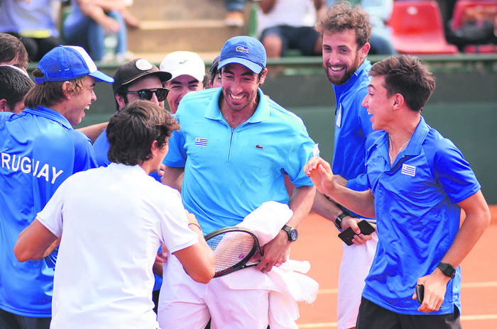 Pablo Cuevas, ayer, tras lograr la victoria que concretó la serie a favor de Uruguay ante Venezuela por la Copa Davis en el Carrasco Lawn Tennis.
Foto: Pablo Vignali