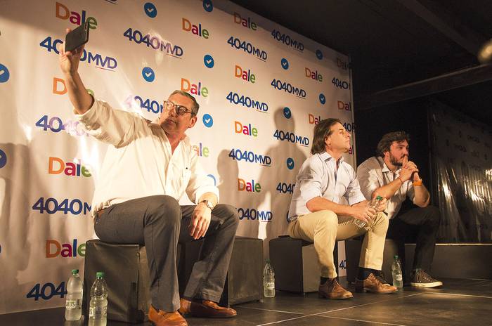 Carlos Enciso junto a Luis Lacalle Pou y Santiago Caramés, en el lanzamiento de la lista 4040, en Montevideo.  (archivo, noviembre de 2018) · Foto: Alessandro Maradei