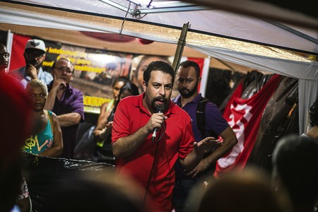 Guilherme Boulos, durante una ocupación de la Avenida Paulista por parte del Movimiento de los rabajadores Sin Techo, en febrero. Foto: Mídia Ninja Guilherme Boulos, durante una ocupación de la Avenida Paulista por parte del Movimiento de los rabajadores Sin Techo, en febrero. Foto: Mídia Ninja