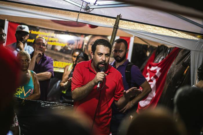 Guilherme Boulos, durante una ocupación de la Avenida Paulista por parte del Movimiento de los  rabajadores Sin Techo, en febrero. Foto: Mídia Ninja