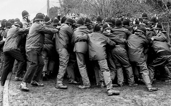 Disturbios entre los mineros y la Policía en Warwickshire, Reino Unido, en la famosa huelga de los mineros, un conflicto que, más que laboral, fue ideológico y político, y que durante casi un año enfrentó al gobierno conservador de Margaret Thatcher con el sindicato más poderoso del país. (archivo, marzo de 1984) · Foto: Stringer, Efe