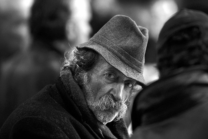 Uno de los ciudadanos griegos sin techo durante la comida de Año Nuevo promovida por el Centro Solidario de Atenas para las personas sin recursos, el miércoles. · Foto:  Orestis Panagiotou, Efe