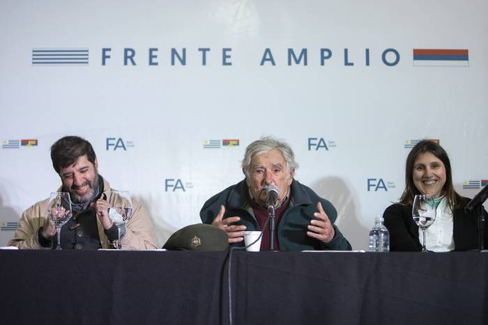 Fernando Pereira, José Mujica y Marcela Barrios, presidenta del Frente Amplio de San José, en la sede de la Societá Italiana. · Foto: Ernesto Ryan