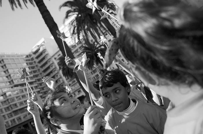 Manifestación de niños contra el trabajo infantil, ayer en Plaza Independencia.  · Foto: Santiago Mazzarovich