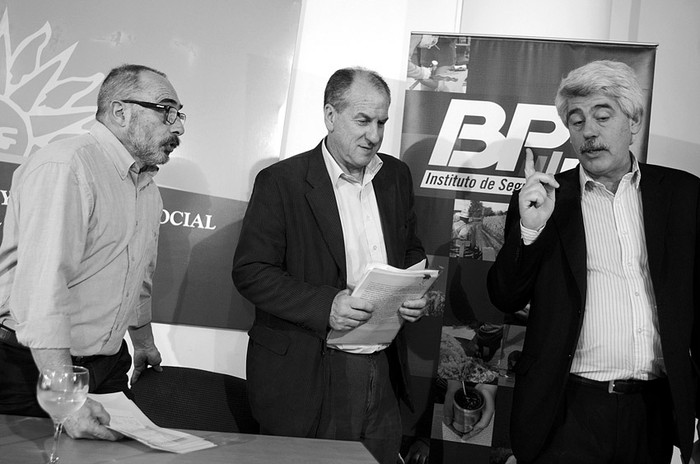 Roberto Baz, Ernesto Murro y Eduardo Brenta, ayer, en la sede del Ministerio de Trabajo y Seguridad Social · Foto: Pablo Vignali Roberto Baz, Ernesto Murro y Eduardo Brenta, ayer, en la sede del Ministerio de Trabajo y Seguridad Social · Foto: Pablo Vignali