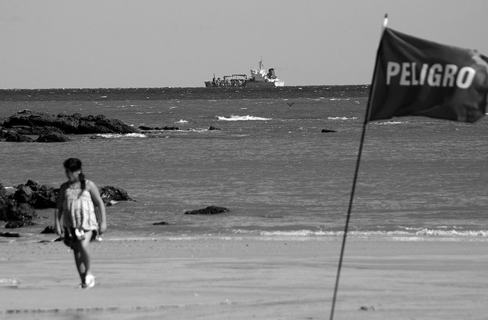 Draga Hang Jun 4011, ayer, frente a Santa Catalina. · Foto: Pablo Vignali