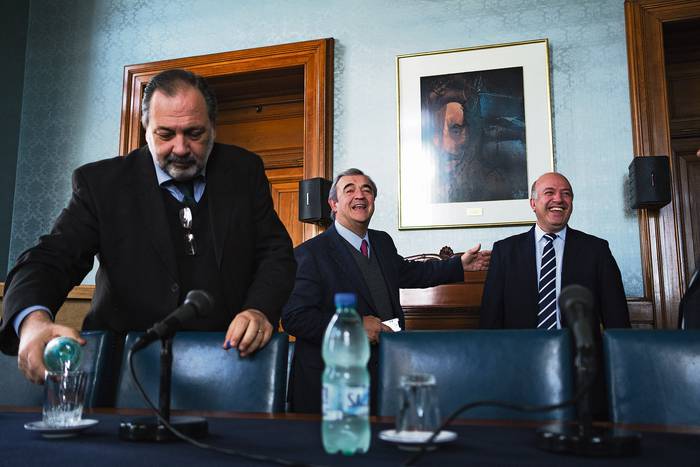 Jorge Gandini, Jorge Larrañaga y Germán Coutinho, ayer, en el Palacio Legislativo.  · Foto: Pablo Vignali