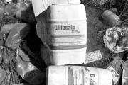 Envases de glifosato, entre otros abandonados en una cantera próxima a la localidad de Menafra, en el departamento de Río Negro.