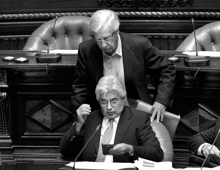 Danilo Astori y Tabaré Aguerre, ayer, en el Senado. Foto: Santiago Mazzarovich