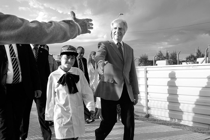 Tabaré Vázquez asiste a la escuela 382, ayer, en Parque Guaraní. Foto: Pablo Vignali