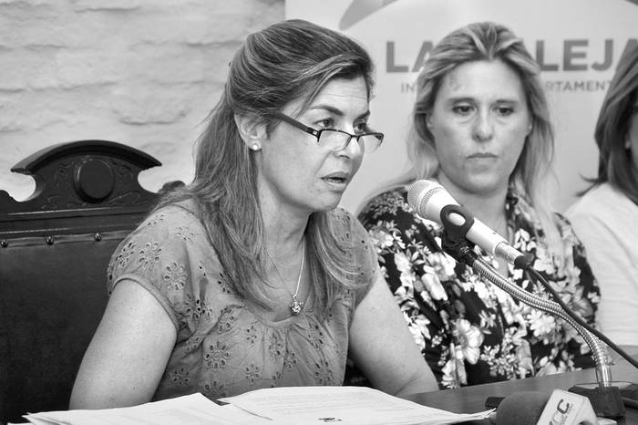Adriana Peña, intendenta de Lavalleja y Ana Laura Soto, directora de Desarrollo, ayer, en conferencia de prensa, en Minas. Foto: Víctor Modino, prensa de la Intendencia