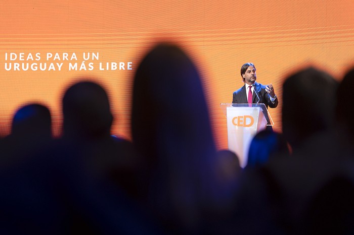 El presidente Luis Lacalle Pou disertando en la cena anual del Centro de Estudios para el Desarrollo (CED). · Foto: Camilo dos Santos