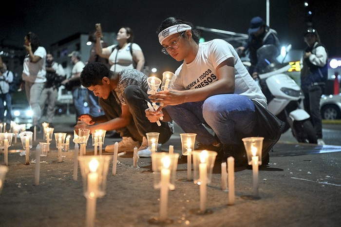 Familiares de presos políticos durante una vigilia para exigir la liberación de sus seres queridos, cerca de El Helicoide prisión utilizada para presos comunes y políticos del Servicio Bolivariano de Inteligencia Nacional, en Caracas. · Foto: Juan Barreto, AFP