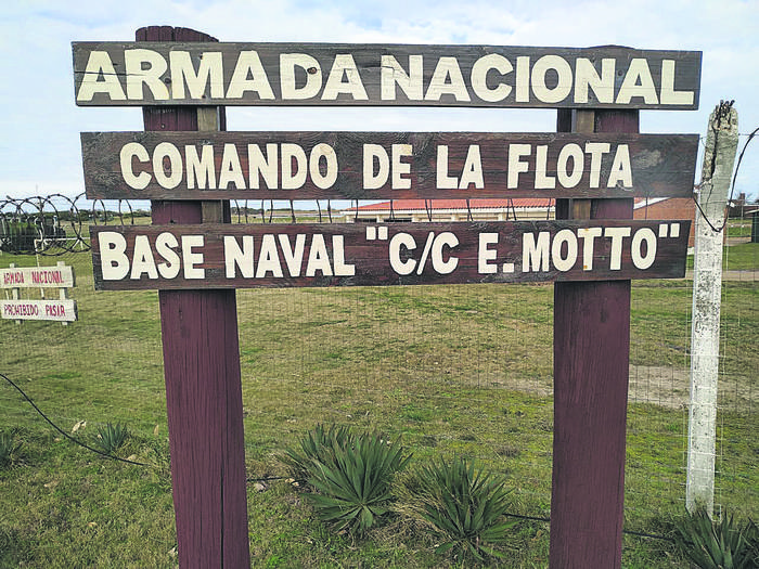 Foto principal del artículo 'Organizaciones de Rocha juntaron firmas para que base naval deje de tener el nombre de un miembro del Escuadrón de la Muerte' · Foto: Sofía Pinto