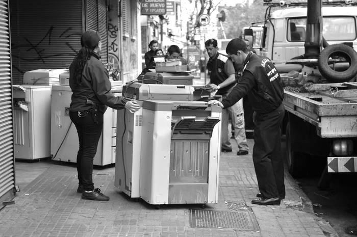 Decomiso de fotocopiadoras de locales de la galería Montecarlo. Foto: Javier Calvelo (archivo, octubre de 2013)
