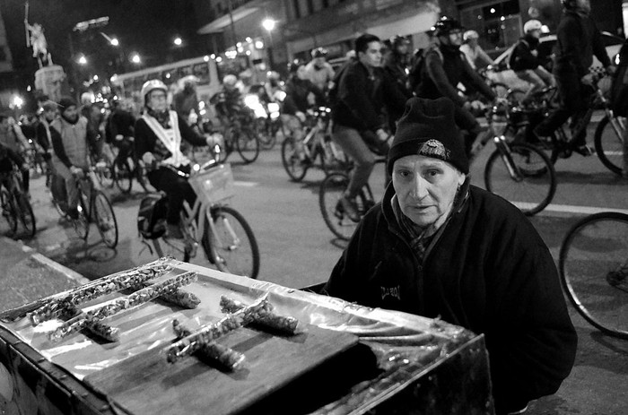 Marcha de ciclistas, anoche, en el Centro de Montevideo. Foto: Pablo Vignali